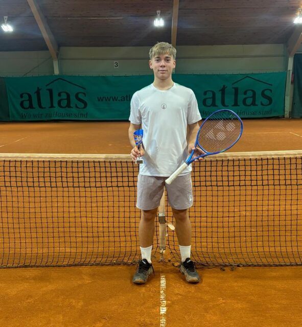 🔥 Erster Kat. 2 Titel🔥

Beim ÖTV-Jugendturnier in Kottingbrunn holte unser Neuzugang @jimi.dechant seinen ersten Kat. 2-Turniersieg im Einzel.

Mit großem Einsatz, und spielerischer Klasse sicherte er sich nach einem knappen 6:2 3:6 10:7 Finalerfolg den verdienten Titel.

Wir gratulieren herzlich zu diesem starken Erfolg – weiter so! 💪🎾

#tcg1903 #bravojimi #tennisingmunden