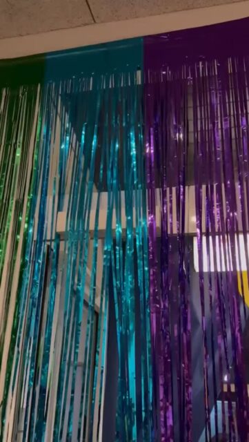 Morgen Gschnas am TC! 🎭🎾

Start 19:03 Uhr – Party on! 🥳

Freut euch auf coole Mixgetränke wie ‘Flying Lob’ ‘Melbourne Heat’ & Co. 🍹🎾

Dazu: Schätzspiel – zu gewinnen gibt’s eine Magnum-Flasche Crémant 🥂

Und dann: Tanz dir die Füße wund! 💃🕺
Wichtig: Bar = cash only 💶