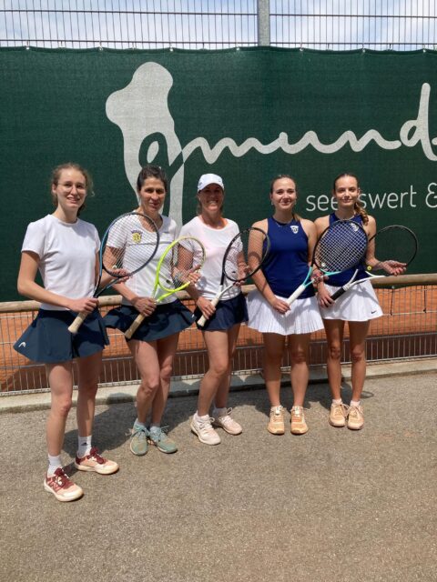 🎾Update Damen 2🎾
Starker Auftakt für unsere Damen 2! 💪
Zum Saisonstart konnten sie sich gegen @tc_voecklabruck mit 5:2 durchsetzen 🙌
Für die Einzelsiege sorgten Karen, Greta & Marei 🔥
Auch im Doppel zeigten sie dann Top-Leistungen:
Karen/Lilli und Greta/Maxie holen sich beide Matches – sensationell! 👏
📅 Nächste Spiele:
➡️ Pfingstmontag auswärts in Traunkirchen
➡️ Samstag 13:00 zuhause gegen Sport mit Begeisterung
Kommt vorbei und unterstützt unsere Damen!❤️
Let’s go TCG!!! 🎾🔥
#tcg1903