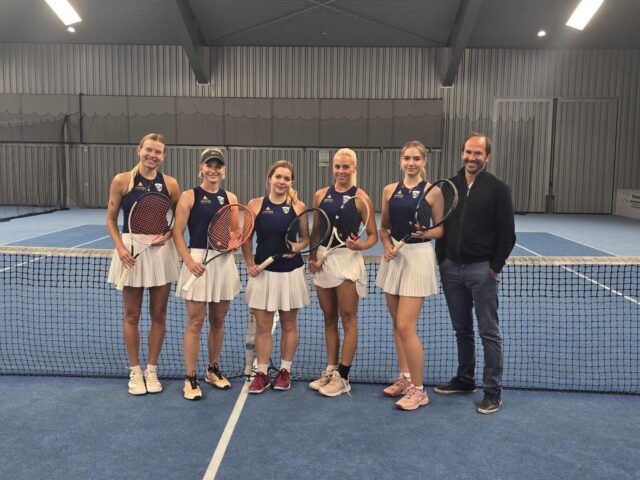 Unseren Damen 1 feierten gestern gegen den SV Molln einen souveränen 7:0 Heimsieg & übernehmen somit die Tabellenführung in der OÖ-Liga! 💪🏼
Wir gratulieren recht herzlich! Weiters bedanken wir uns auch bei Clubmitglied und Geschäftsführer der Firma @perchtold_trockenbau_holding Josch Kiener für die finanzielle Unterstütung!🔥
LET‘S GO TCG!🎾💪🏼
#tcg1903