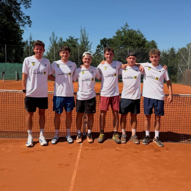 ✅ Auswärtssieg in Mattighofen!
Unsere Herren 1 setzen ihren erfolgreichen Lauf fort und gewinnen gegen den @tcmattighofen77 souverän mit 9:0. Mit diesem klaren Erfolg nehmen wir die nächsten drei Punkte in der Landesliga West mit nach Hause. 🎾
Besonders erfreulich: trotz der souveränen Leistung zählt unser Team zu den jüngsten der Liga. Der älteste Spieler im gestrigen Kader war 25 Jahre alt, das Durchschnittsalter lag bei lediglich 21 Jahren.💪🏼
Ergebnisse:
@walcherflo 6:2 6:2
@domihutterer 6:3 6:0
@_julianriedl_ 6:4 6:1
@jimi.dechant 7:5 1:6 6:4
@konsti_official 6:2 6:0
@moritzhoedl 4:6 6:1 6:0
Doppel:
Walcher/Hutterer: 6:2 6:3
Riedl/Dechant: 4:6 7:6 10:7
Phlipp/Hödl: 6:3 6:4
Let‘s go TCG!🔥
#tcg1903 #auswärtssieg #gmunden