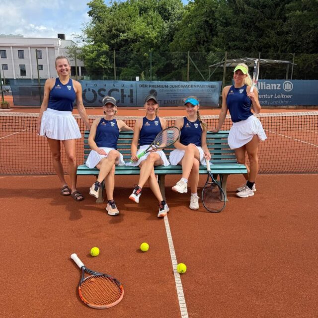 🎾 Unsere Damen 1 weiter auf Erfolgskurs! 🎾
Unsere Damen 1 stehen aktuell an der Tabellenspitze der OÖ Liga und wollen ihre starke Form auch morgen gegen den Tennisclub Dietach wieder unter Beweis stellen! 💪
🕚 11:00 Uhr
📍 am TCG
Kommt vorbei, feuert unser Team an und sorgt für tolle Stimmung auf der Anlage! 🙌
Gemeinsam für den nächsten Sieg!💪🏼
#TCGmunden1903 #Damen1 #OÖLiga #Tabellenführer #Heimspiel TennisOberösterreich