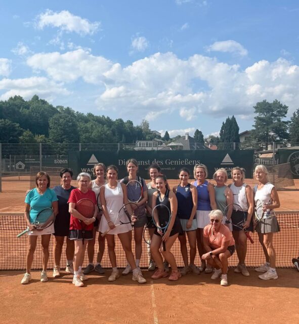 🎾 Du spielst lieber Doppel als alleine?
Perfekt. 😄

Jeden Donnerstag von 17–19 Uhr treffen sich unsere Damen zum gemeinsamen Tennis. Egal ob du den Ball gerade erst übers Netz bringst oder schon jahrelang spielst – jede ist willkommen!

Und keine Sorge: Wer nach dem Training lieber noch plaudert als nach Hause hetzt, passt mindestens genauso gut zu uns. 🍷😉