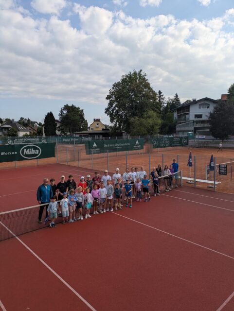 Woche 2 von 3 ✅🎾

35 motivierte Kids, jede Menge Action auf dem Platz und ganz viel Spaß am Tennis – genau so lieben wir unsere Sommerkurse! ☀️💙

Es ist schön zu sehen, mit wie viel Begeisterung die Kinder dabei sind und Woche für Woche Fortschritte machen. 🙌

Jetzt freuen wir uns auf Woche 3 und einen großartigen Abschluss unserer Ferienkurse! 🎉🎾

Danke auch an unsere Trainier unter der Leitung von Stefan Beneder!💪🏻