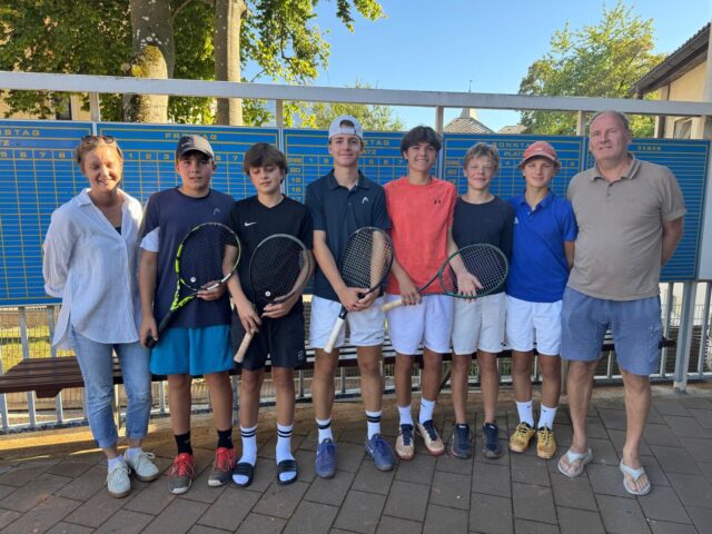 Erfolgreicher Saisonabschluss unseres Junior-Teams! Bei herrlichem Wetter wurde ein 6:0 gegen den UTC Gmunden erreicht! 🎾💪🏻
Herzlichen Glückwunsch an die Spieler und danke an die Mannschaftsführer!💐😎